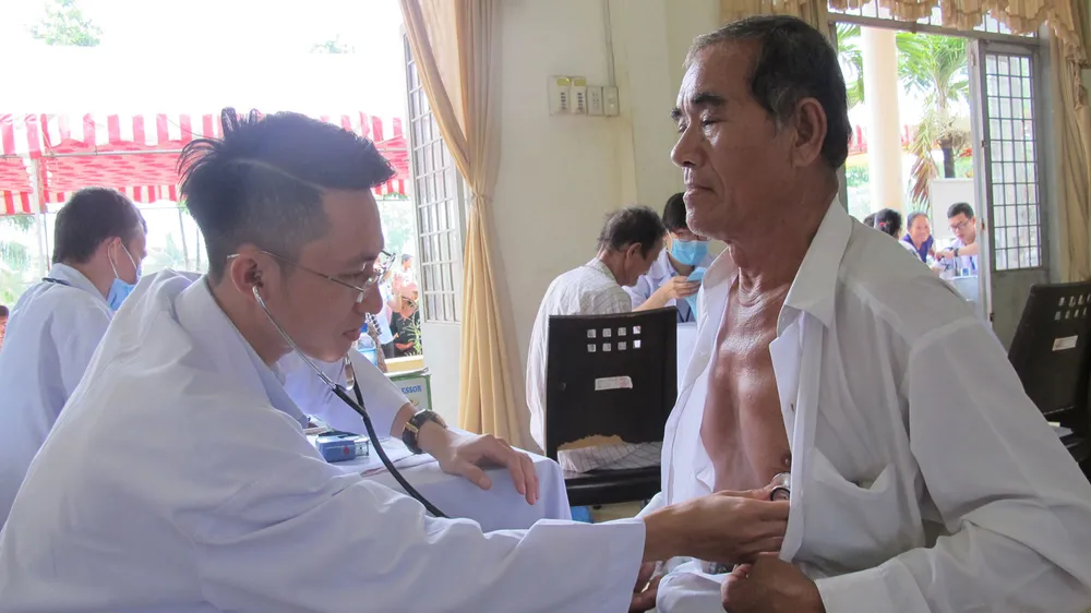 Khám bệnh, phát thuốc miễn phí cho gần 700 người nghèo tại Long An ảnh 1