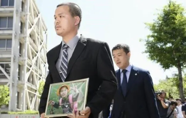 nh Lê Anh Hào (trái), bố của bé Nhật Linh, bày tỏ mong muốn lớn nhất của gia đình là tìm ra sự thật và nếu bị chứng minh có tội, thủ phạm sẽ phải nhận mức án cao nhất.