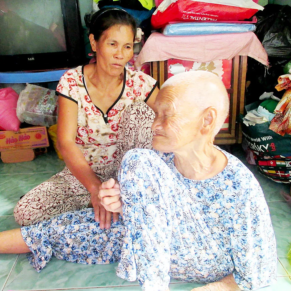 Người phụ nữ ung thư nuôi mẹ già ảnh 1