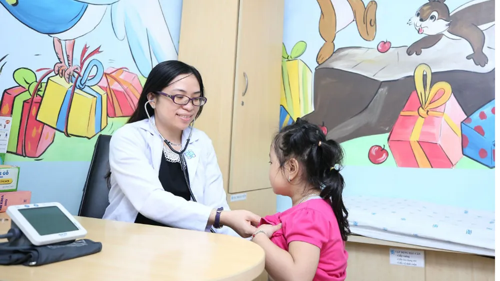  Bác sĩ Huỳnh Thị Vũ Quỳnh đang thăm khám cho trẻ