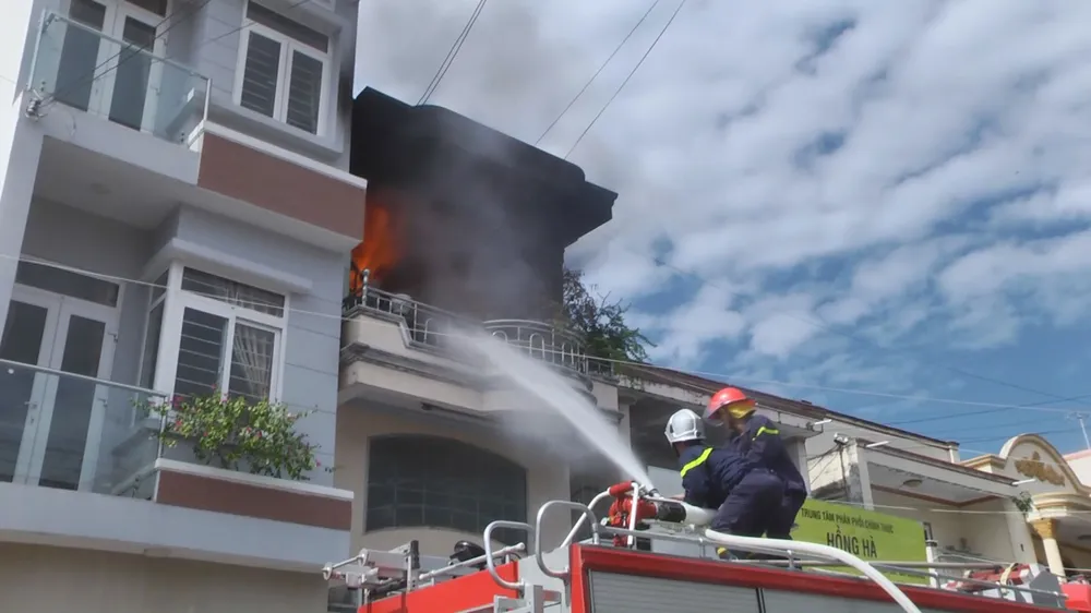 Cháy nhà 3 tầng ở trung tâm TP Phan Thiết, 4 người thoát nạn ảnh 2