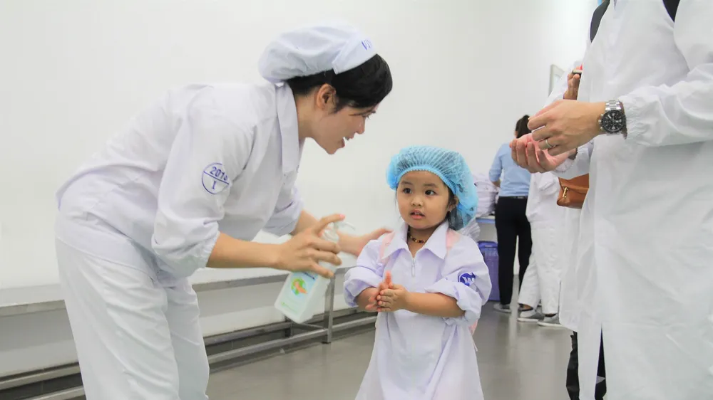 Vui hè 2018, bé khám phá siêu nhà máy sữa của Vinamilk ảnh 2