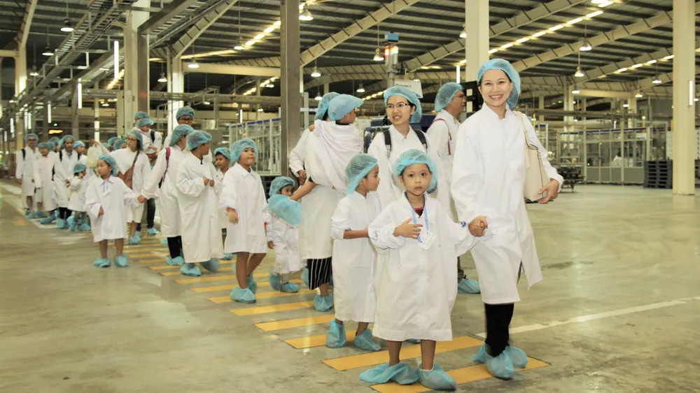 Vui hè 2018, bé khám phá siêu nhà máy sữa của Vinamilk ảnh 1