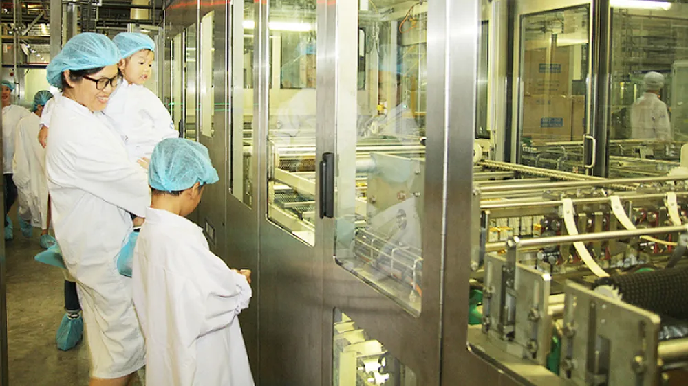 Vui hè 2018, bé khám phá siêu nhà máy sữa của Vinamilk ảnh 4