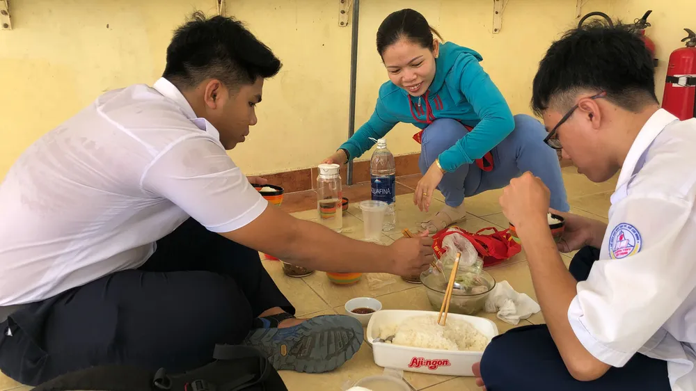 Đề văn về tiềm lực kinh tế: TS Hà Nội than “lệch tủ”, TS TPHCM rạng rỡ ra về ảnh 8