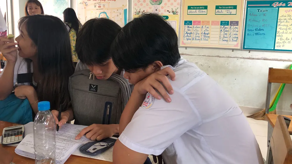 Đề văn về tiềm lực kinh tế: TS Hà Nội than “lệch tủ”, TS TPHCM rạng rỡ ra về ảnh 9