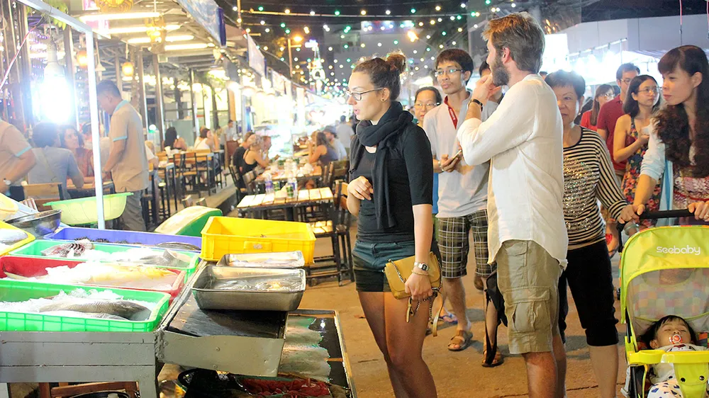 Tất bật mùa cao điểm du lịch hè ảnh 1