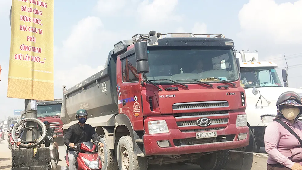 Xe tải chiếm làn đường xe máy