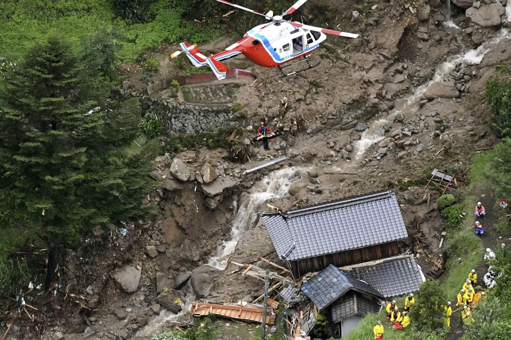 Hơn 100 người chết và mất tích trong đợt mưa lớn kỷ lục tại Nhật ảnh 17