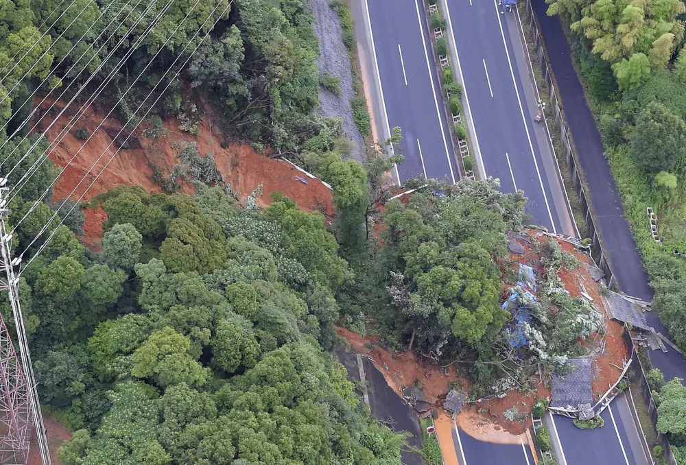 Hơn 100 người chết và mất tích trong đợt mưa lớn kỷ lục tại Nhật ảnh 6
