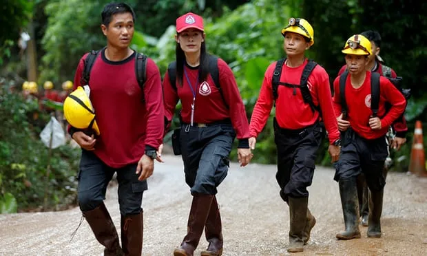 4 thành viên đội bóng được đưa ra khỏi hang, chiến dịch giải cứu tiếp tục vào sáng 9-7 ảnh 18