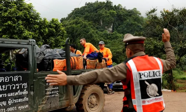 4 thành viên đội bóng được đưa ra khỏi hang, chiến dịch giải cứu tiếp tục vào sáng 9-7 ảnh 20