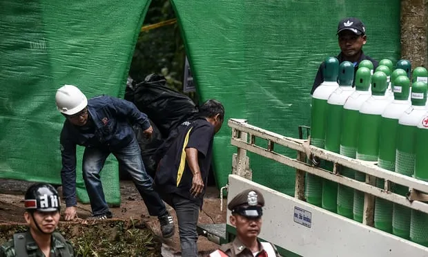 4 thành viên đội bóng được đưa ra khỏi hang, chiến dịch giải cứu tiếp tục vào sáng 9-7 ảnh 24