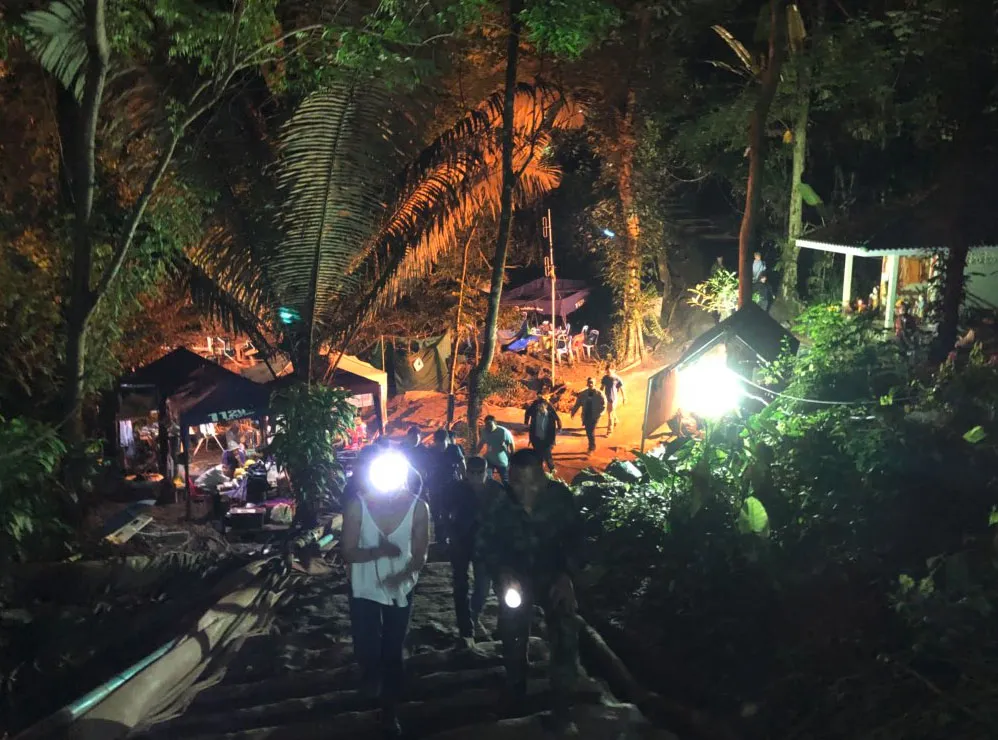 Tàu ngầm của tỷ phú Elon Musk đã sẵn sàng giải cứu đội bóng mắc kẹt trong hang Tham Luang ảnh 2