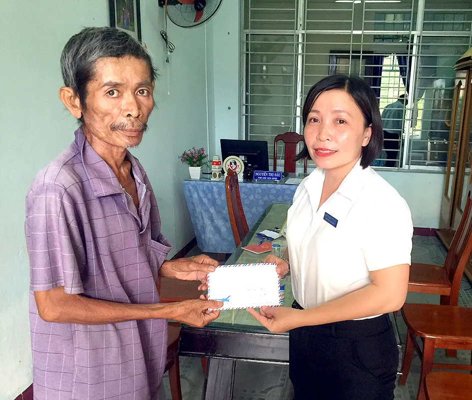 Trao tiền giúp đỡ trường hợp "Cả nhà mắc bệnh hiểm nghèo" ảnh 1