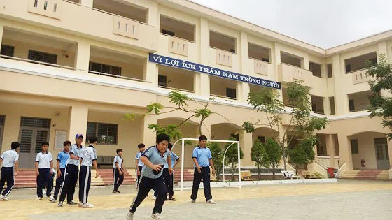 Các em học sinh tại xã Lý Nhơn, huyện Cần Giờ vui chơi trong giờ giải lao