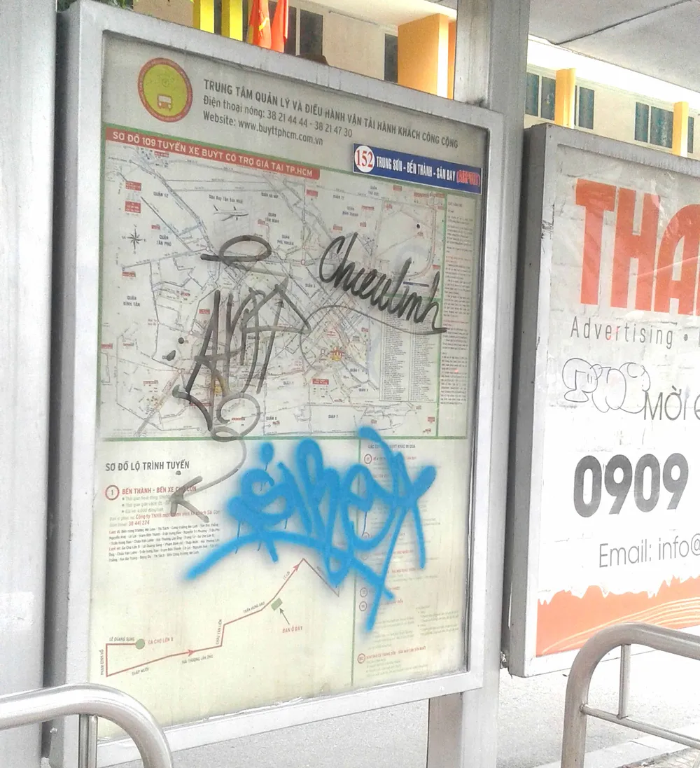 Viết vẽ bậy tại trạm xe buýt ảnh 1