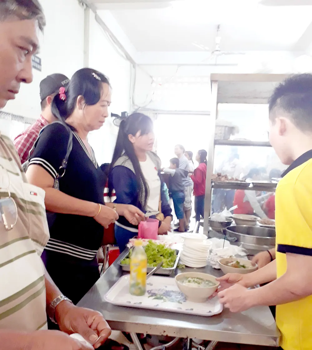 Căn tin bệnh viện: Khó cạnh tranh nổi hàng rong, tại sao? ảnh 1