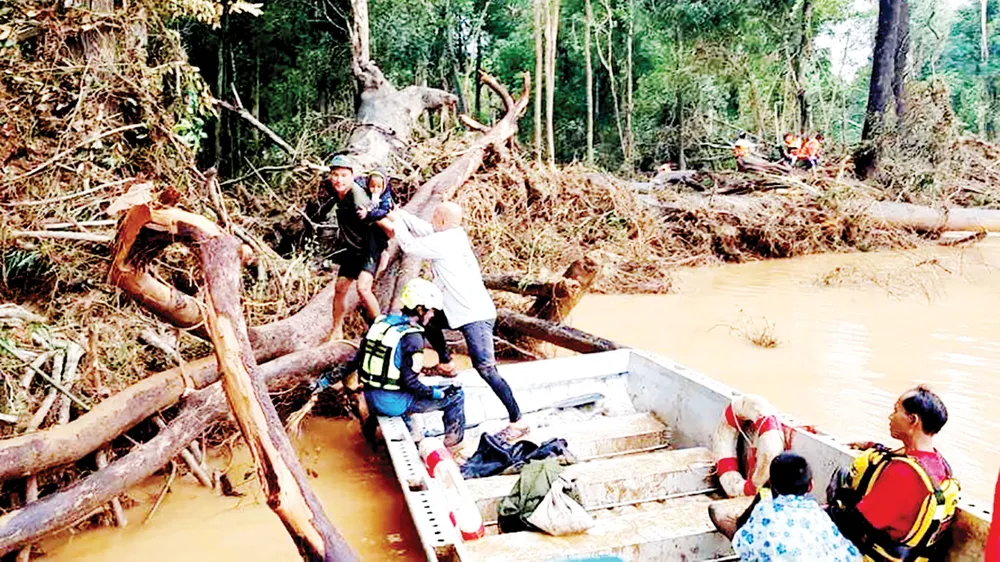 Tình người trong thảm họa ở Lào ảnh 6