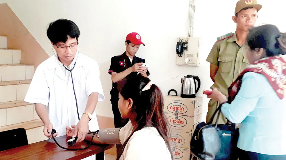 Tình người trong thảm họa ở Lào ảnh 7