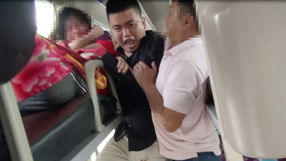 Khống chế đối tượng ngáo đá uy hiếp hành khách. Ảnh cắt từ clip