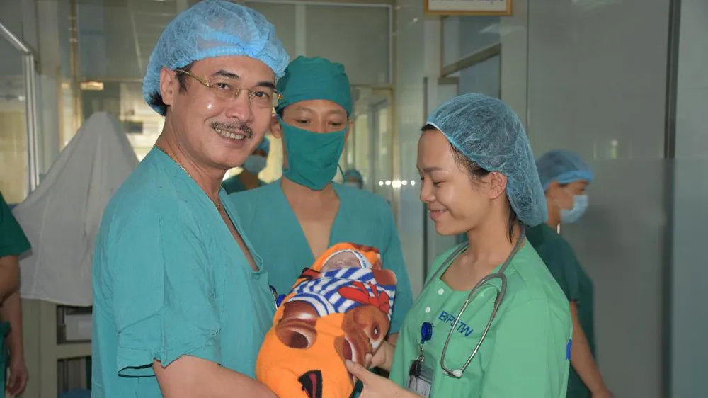 Mổ bắt con thành công cho bệnh nhân bị khó thở do hẹp khít khí quản ảnh 1