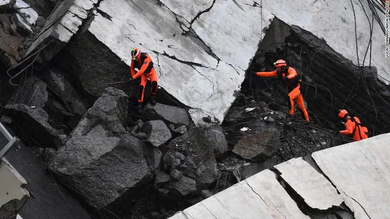Lực lượng cứu hộ đang tìm kiếm những người còn sống sót trong vụ sập cầu