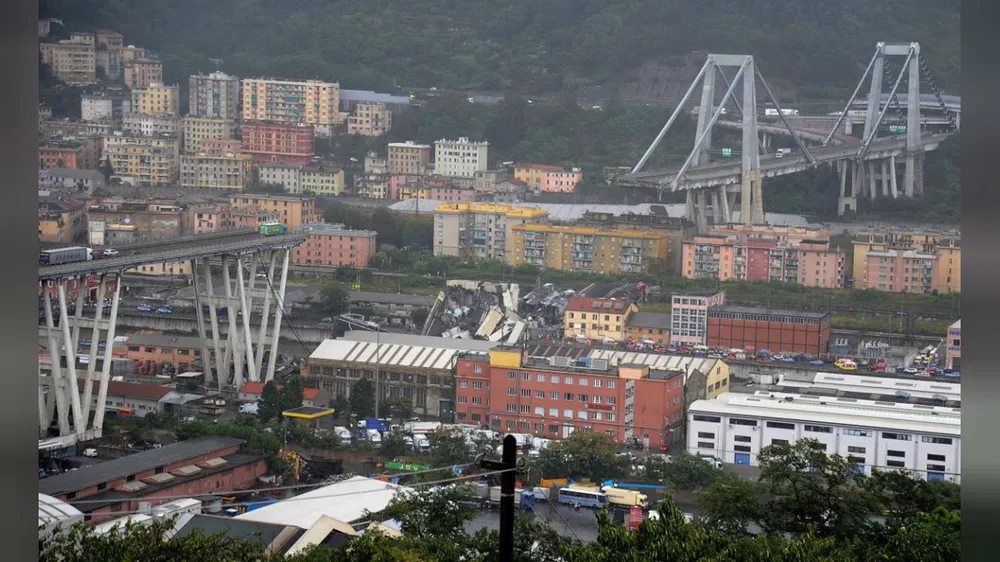 Lực lượng cứu hộ tìm kiếm người sống sót trong vụ sập cầu tại Italy ảnh 3