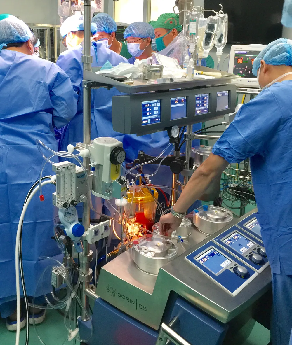 Lần đầu tiên Việt Nam phẫu thuật lồng ngực có sử dụng máy tim phổi nhân tạo ảnh 1