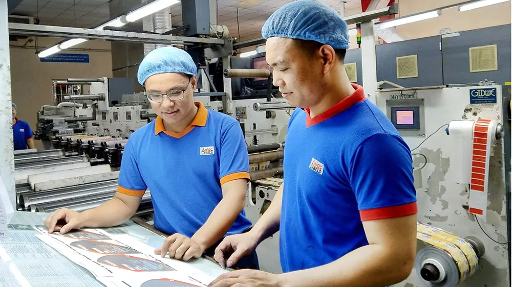 Huỳnh Ngọc Thạch (mang kính) luôn tận tình, chia sẻ kinh nghiệm  công việc với đồng nghiệp