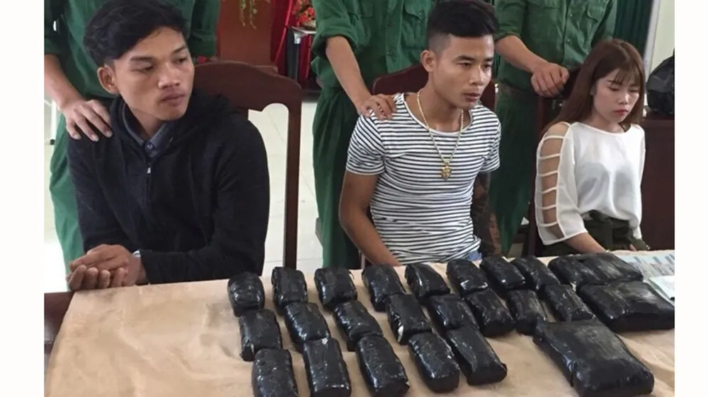 Các đối tượng bị bắt giữ và tang vật.