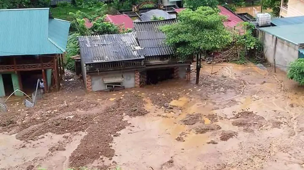 Trường học bị sập trước thềm năm học mới do mưa lũ ảnh 1