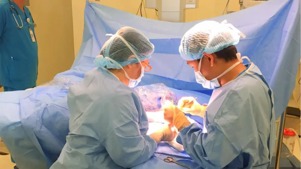 Vòng thắt bẩm sinh khiến bé gái sinh ra bị dính chặt ngón tay, chân ảnh 2