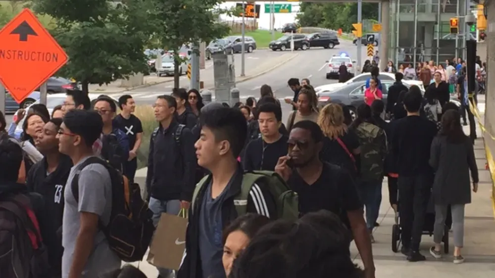 Trung tâm thương mại lớn nhất Canada phải sơ tán do nổ súng  ảnh 2