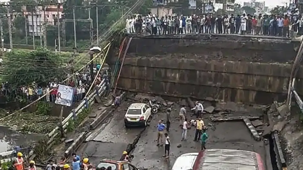Sập cầu tại Ấn Độ, 1 người thiệt mạng, 19 người bị thương ảnh 1