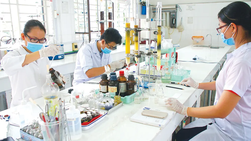 Sinh viên nghiên cứu khoa học tại một trường đại học. Ảnh: HOÀNG HÙNG