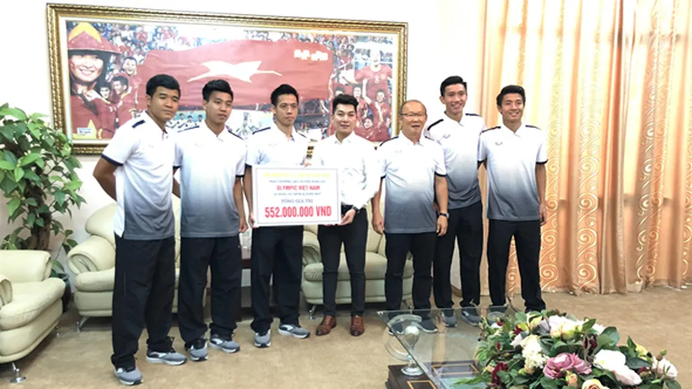 Sau khi tặng nửa tỷ đồng cho đội tuyển Olympic Việt Nam, Đăng Quang Watch tung khuyến mại tới 30% ảnh 1