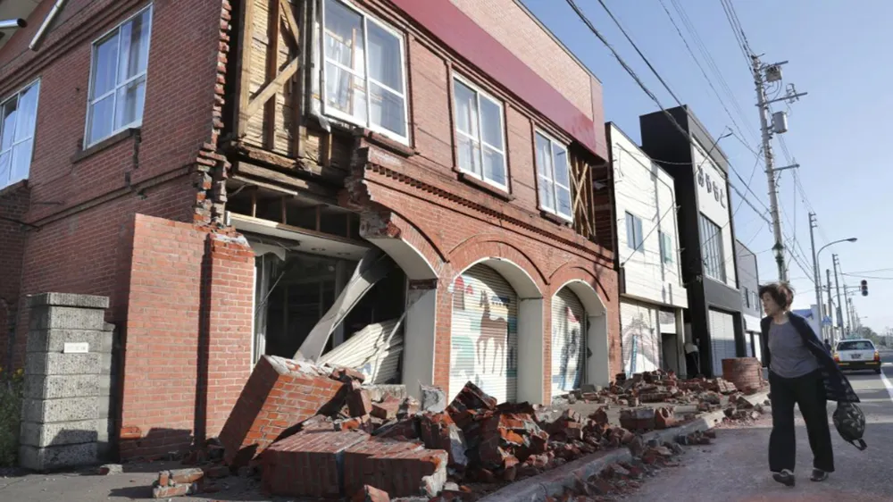 Động đất mạnh gây lở đất, mất điện trên diện rộng tại Nhật Bản ảnh 5