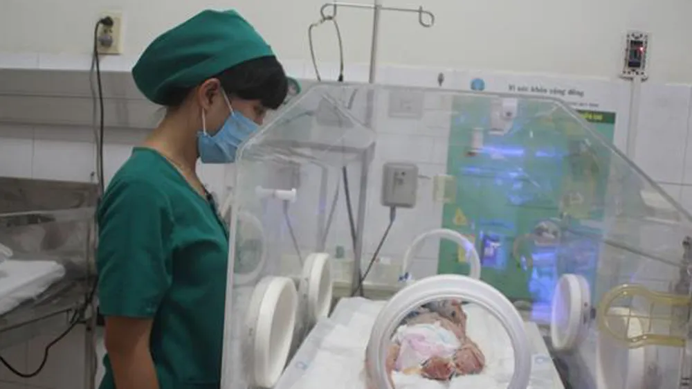 Bé trai 2 tháng tuổi mắc bệnh da vảy cá hiếm gặp ảnh 1