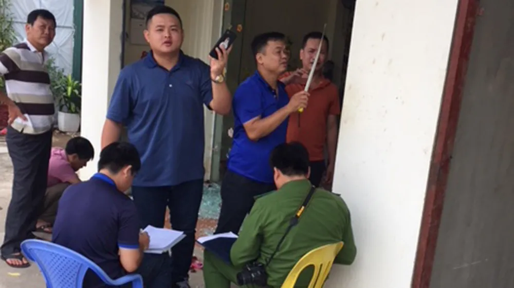 Lực lượng Cảnh sát điều tra (Công an thành phố Hòa Bình) tiến hành khám nghiệm, thu thập dấu vết và xác minh vụ việc tại hiện trường vụ hỗn chiến. Ảnh: TTXVN