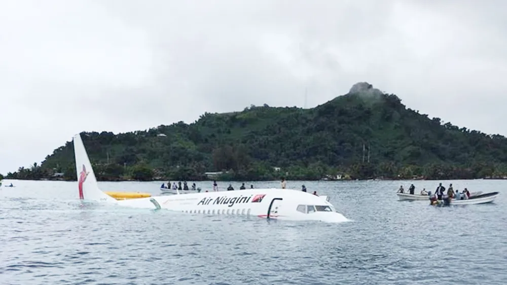 Máy bay chở 47 người trượt khỏi đường băng, lao xuống biển ảnh 12