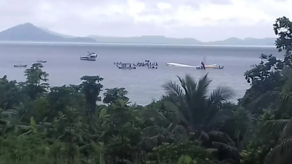 Máy bay chở 47 người trượt khỏi đường băng, lao xuống biển ảnh 8