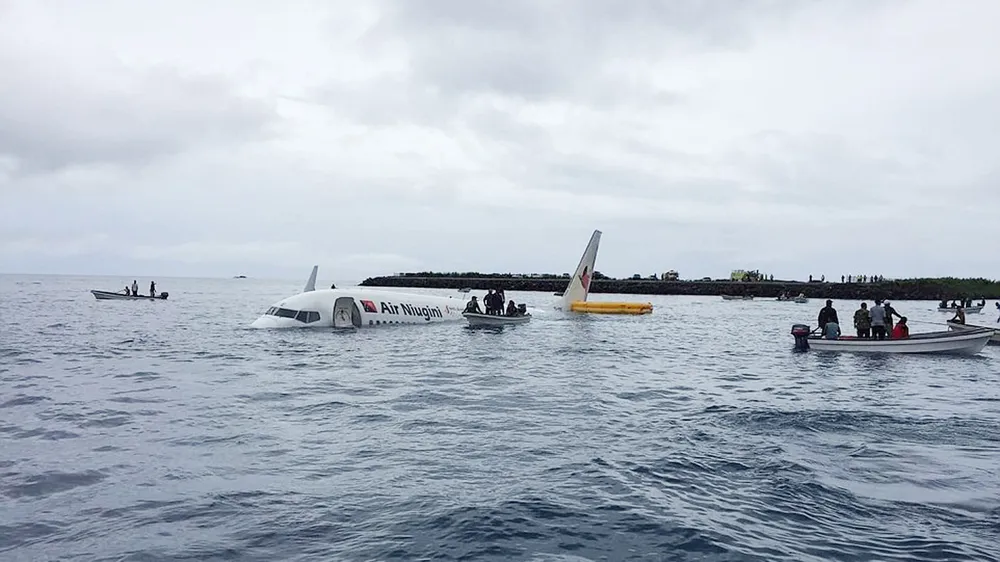Máy bay chở 47 người trượt khỏi đường băng, lao xuống biển ảnh 9