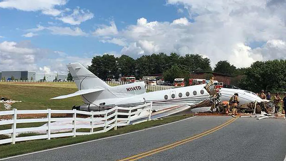 2 người chết, 2 người bị thương sau khi máy bay trượt khỏi đường băng gãy làm đôi ảnh 3
