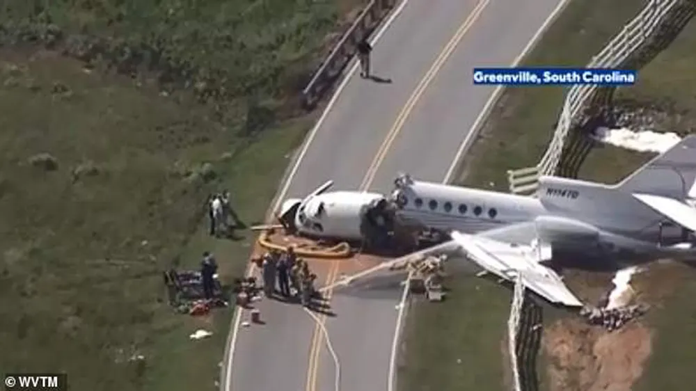 2 người chết, 2 người bị thương sau khi máy bay trượt khỏi đường băng gãy làm đôi ảnh 2