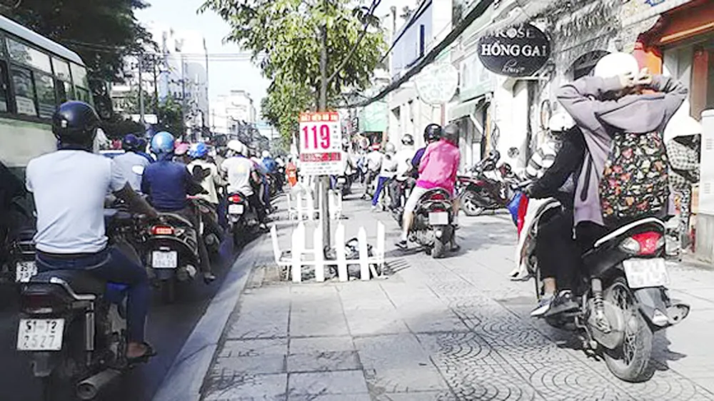 Chạy xe trên vỉa hè không những làm bể nát mặt vỉa hè mà còn tạo nên hình ảnh xấu xí trong giao thông đô thị