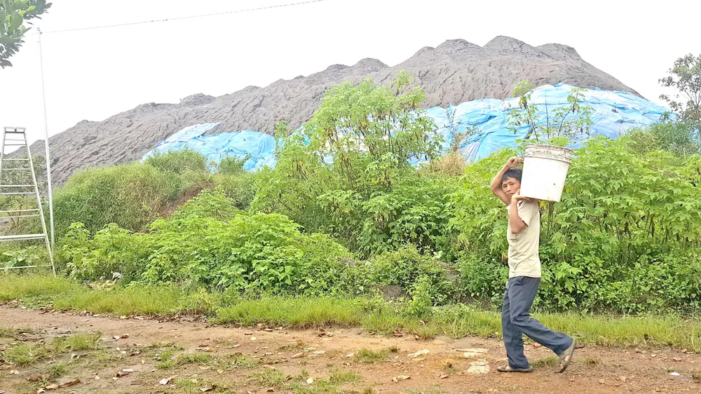 Bãi xỉ thải hình thành bên khu dân cư khiến người dân bất an