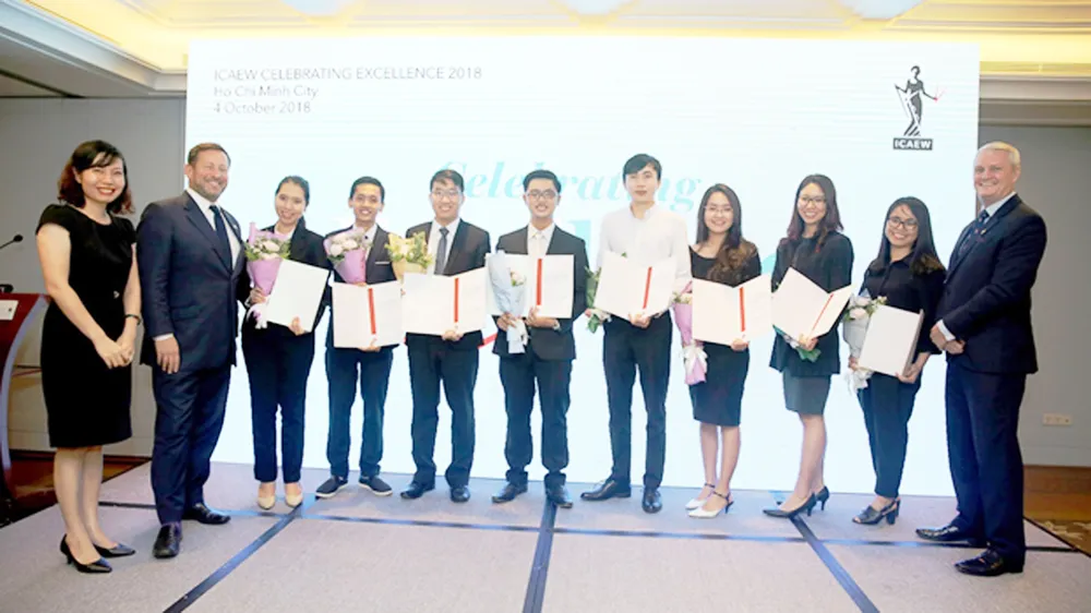 Ông Mark Billington, Giám đốc ICAEW khu vực Đông Nam Á (ngoài cùng bên phải) và ông Ed Vaizey, Đặc phái viên thương mại của Thủ tướng Anh tại Việt Nam, Lào, Campuchia (thứ 2 từ trái sang)  trao chứng chỉ CFAB cho các học viên tại TPHCM