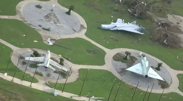 17 người chết, một căn cứ quân sự bị san bằng, cả thị trấn bị xóa sổ do siêu bão Michael ảnh 12