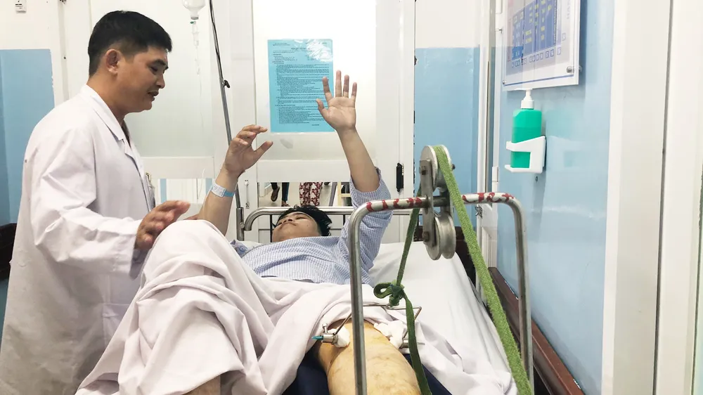 Vụ xe BMW gây tai nạn liên hoàn tại ngã tư Hàng Xanh: 3 nạn nhân nguy kịch tại bệnh viện ảnh 1